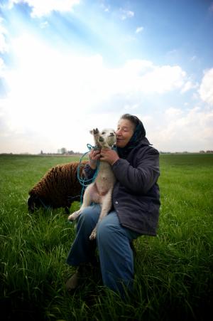 Vrouw met lammetje
